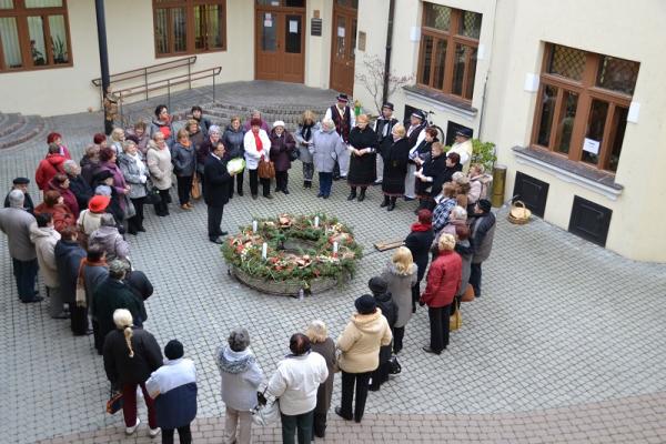 Zdobenie adventného venca na radnici 2014 Zdobenie adventného venca na radnici 2014