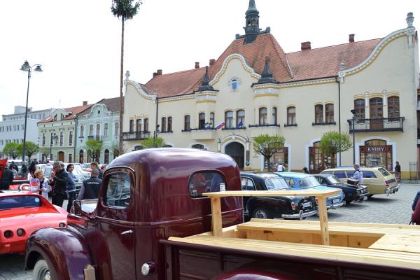 Stretnutie veteránov na Nám. M.R. Štefánika v Topoľčanoch Stretnutie veteránov na Nám. M.R. Štefánika v Topoľčanoch