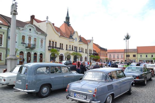 Stretnutie veteránov na Nám. M.R. Štefánika v Topoľčanoch Stretnutie veteránov na Nám. M.R. Štefánika v Topoľčanoch