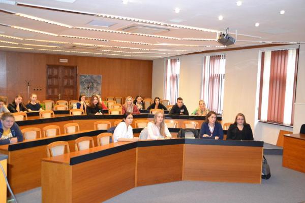 Ustanovujúce zasadnutie Mládežníckeho parlamentu mesta Topoľčany v školskom roku 2015_2016 Ustanovujúce zasadnutie Mládežníckeho parlamentu mesta Topoľčany v školskom roku 2015_2016