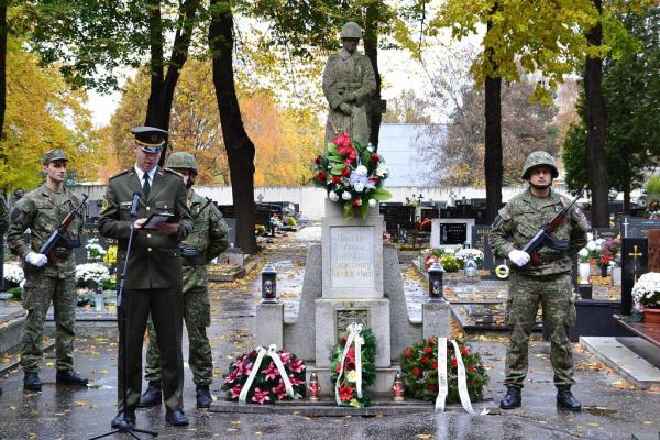Pietna spomienka k 97. výročiu ukončenia I. svetovej vojny a Dňa veteránov _ Červené maky Pietna spomienka k 97. výročiu ukončenia I. svetovej vojny a Dňa veteránov _ Červené maky