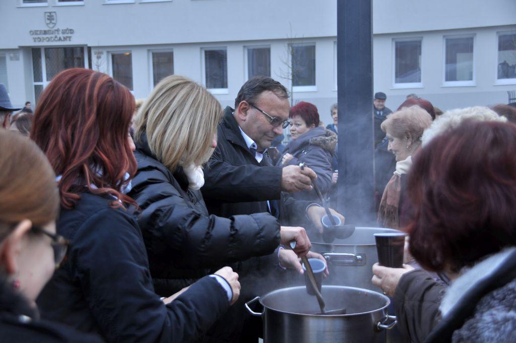 Fotogaléria Primátorský punč a adventné občerstvenie 2015 (4) Primátorský punč a adventné občerstvenie 2015
