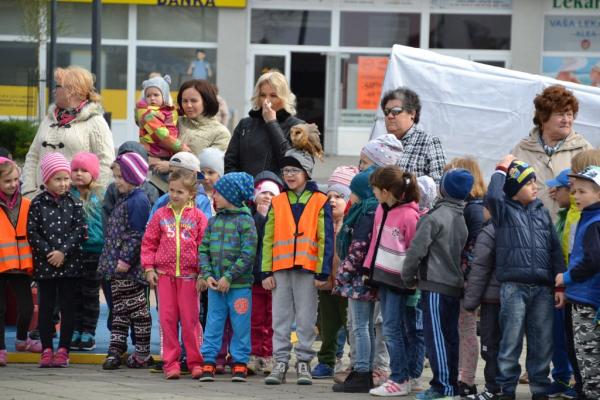 Sokoliari na Námestí M. R. Štefánika Sokoliari na Námestí M. R. Štefánika