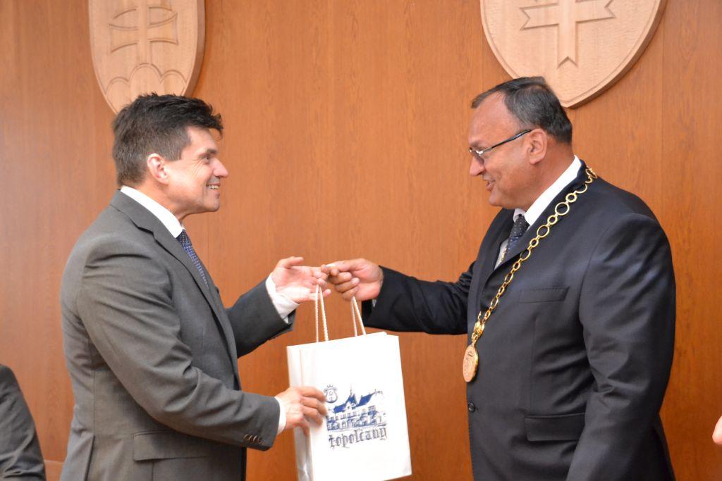 Fotogaléria Návšteva ministra školstva, vedy, výskumu a športu Slovenskej republiky prof. Ing. Petra Plavčana CSc. v meste Topoľčany (4) Návšteva ministra školstva, vedy, výskumu a športu Slovenskej republiky prof. Ing. Petra Plavčana CSc. v meste Topoľčany