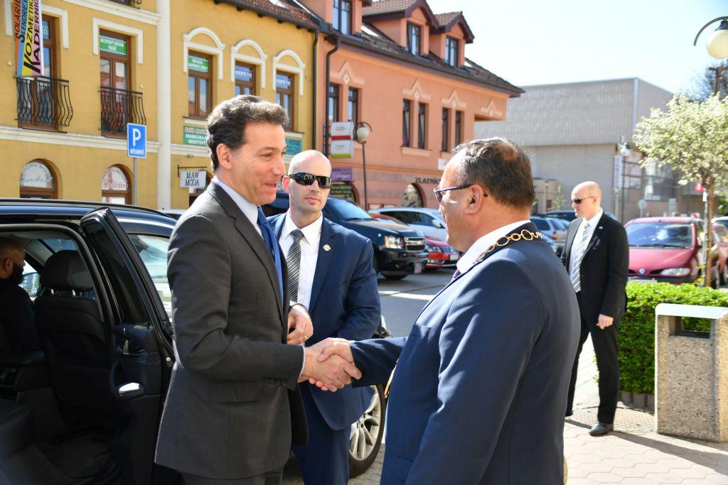 Fotogaléria Návšteva veľvyslanca USA na Slovensku pána Adama Sterlinga v meste Topoľčany (4) Návšteva veľvyslanca USA na Slovensku pána Adama Sterlinga v meste Topoľčany