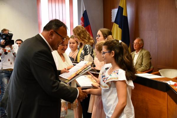 Oceňovanie úspešných žiakov Ďakovným listom Mesta Oceňovanie úspešných žiakov Ďakovným listom Mesta